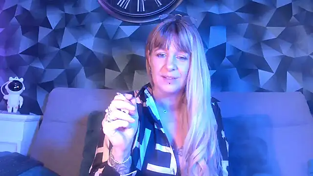 Delichieuse5 online show from January 8, 2025, 8:29 pm