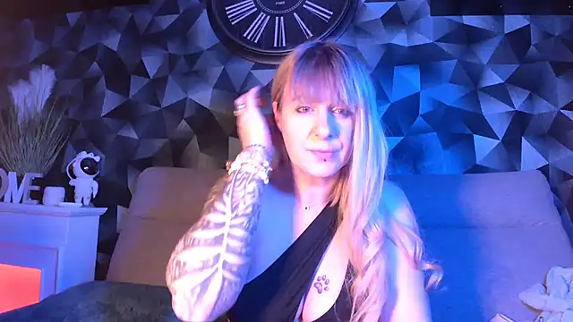 Delichieuse5 online show from February 17, 2025, 8:49 pm