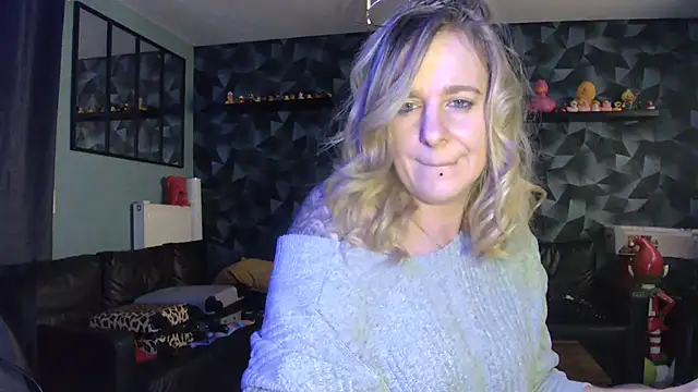 Delichieuse5 online show from February 9, 2026, 8:18 pm