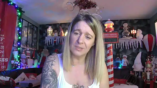 Delichieuse5 online show from December 18, 2025, 8:45 pm