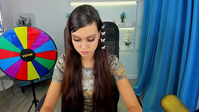 TiffanyYounge online show from November 12, 2025, 12:42 pm