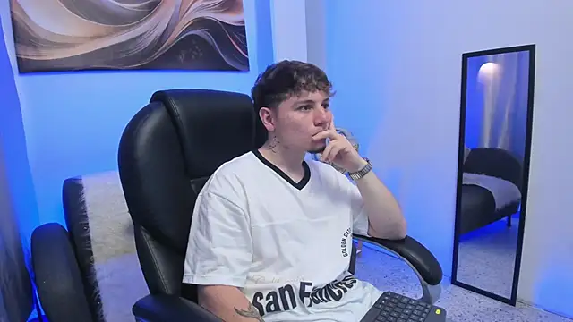 Snapshot of Leoo_Miller chatting on March 12, 2026, 4:40 am Leoo Miller online show from March 12, 2026, 4:40 am