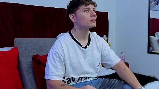 Snapshot of Leoo_Miller chatting on March 20, 2026, 4:13 am Leoo Miller online show from March 20, 2026, 4:13 am