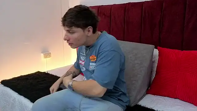 Snapshot of Leoo_Miller chatting on March 19, 2026, 4:12 am Leoo Miller online show from March 19, 2026, 4:12 am