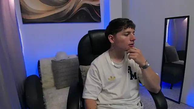 Snapshot of Leoo_Miller chatting on February 6, 2026, 4:30 am Leoo Miller online show from February 6, 2026, 4:30 am