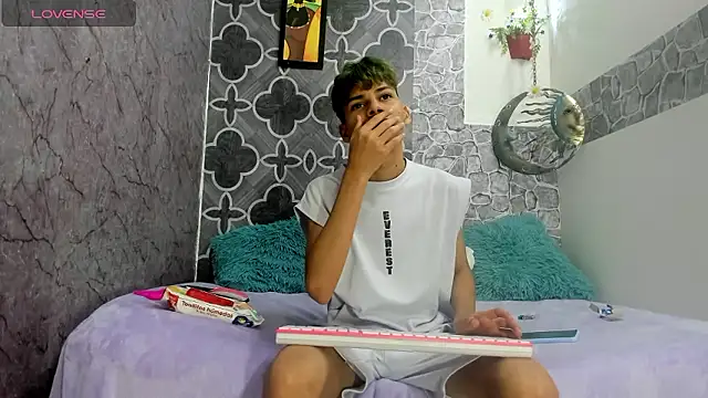 sexyboys cutex18 online show from January 12, 2026, 9:31 pm