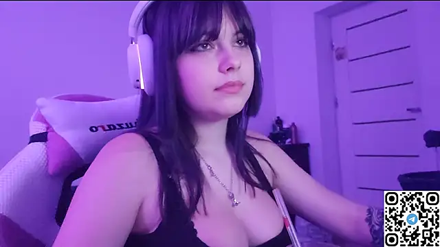 Snapshot of KristiBloom chatting on November 14, 2025, 9:18 pm KristiBloom online show from November 14, 2025, 9:18 pm