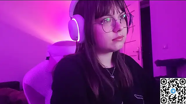 Snapshot of KristiBloom chatting on December 14, 2025, 10:26 pm KristiBloom online show from December 14, 2025, 10:26 pm