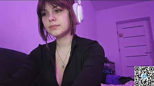 Snapshot of KristiBloom chatting on November 2, 2025, 10:48 pm KristiBloom online show from November 2, 2025, 10:48 pm