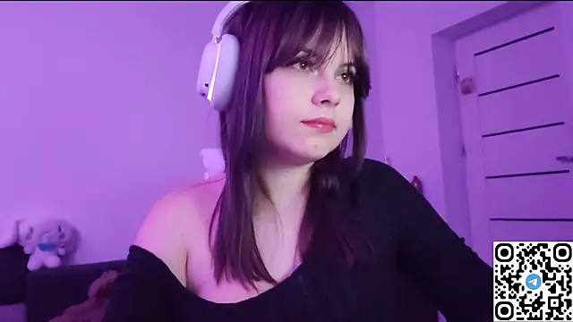 Snapshot of KristiBloom chatting on December 3, 2025, 8:30 pm KristiBloom online show from December 3, 2025, 8:30 pm