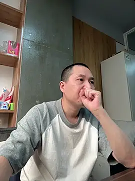 yichengm online show from October 7, 2025, 3:18 am