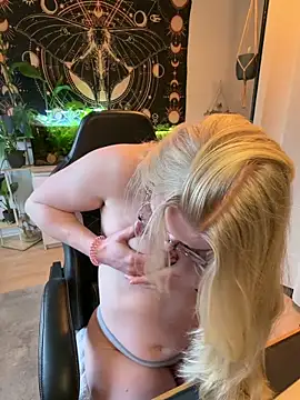 LinaLeana online show from April 20, 2026, 1:45 pm