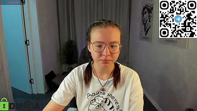 Nuura Moore online show from November 25, 2025, 1:17 am