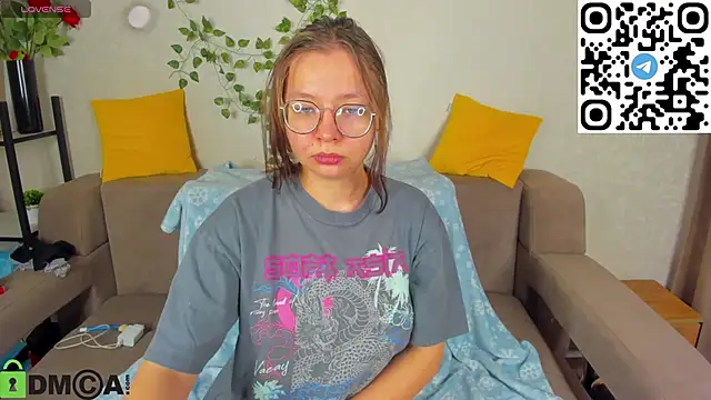 Nuura Moore online show from December 2, 2025, 1:06 am