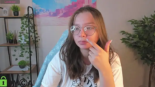 Nuura Moore online show from December 23, 2025, 1:05 am