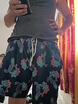 Yasahel33 online show from April 28, 2026, 11:42 pm