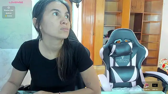 Sofy and Mia online show from February 3, 2026, 12:43 pm