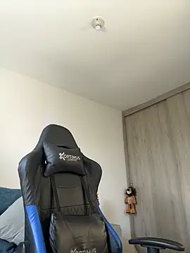 Snapshot of Dave-Max01 chatting on November 9, 2025, 4:22 pm Dave-Max01 online show from November 9, 2025, 4:22 pm