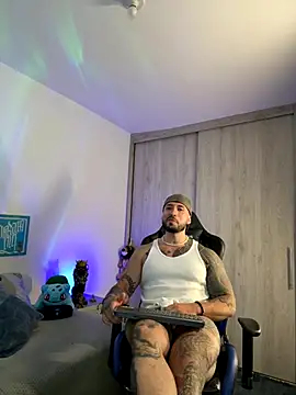 Snapshot of Dave-Max01 chatting on November 12, 2025, 2:10 pm Dave-Max01 online show from November 12, 2025, 2:10 pm