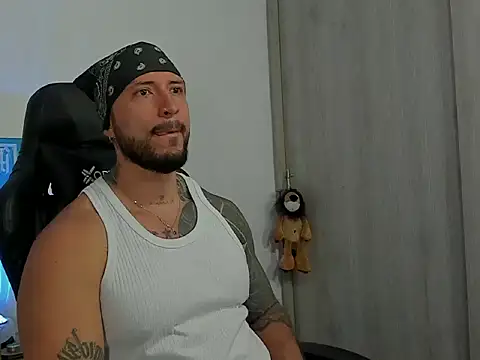 Snapshot of Dave-Max01 chatting on October 6, 2025, 5:46 pm Dave-Max01 online show from October 6, 2025, 5:46 pm