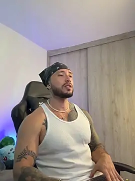 Snapshot of Dave-Max01 chatting on November 12, 2025, 2:04 am Dave-Max01 online show from November 12, 2025, 2:04 am