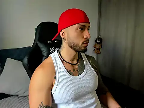 Snapshot of Dave-Max01 chatting on November 8, 2025, 3:37 pm Dave-Max01 online show from November 8, 2025, 3:37 pm