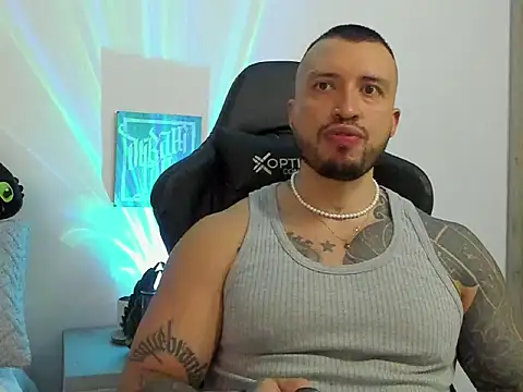 Snapshot of Dave-Max01 chatting on October 28, 2025, 10:52 pm Dave-Max01 online show from October 28, 2025, 10:52 pm