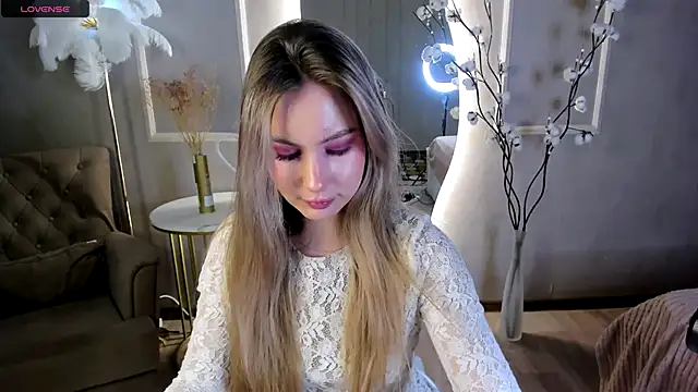  BellaClark online show from December 3, 2025, 8:30 pm