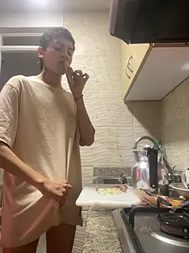 SiaraRealist online show from November 4, 2025, 8:12 pm