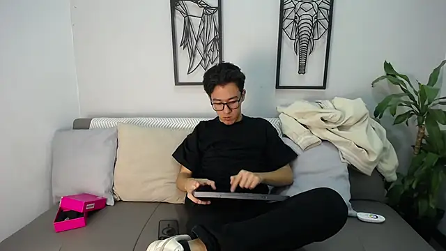 Snapshot of Austin_Reeds chatting on November 28, 2025, 12:27 pm Austin Reeds online show from November 28, 2025, 12:27 pm