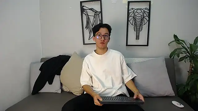 Snapshot of Austin_Reeds chatting on November 27, 2025, 12:05 pm Austin Reeds online show from November 27, 2025, 12:05 pm