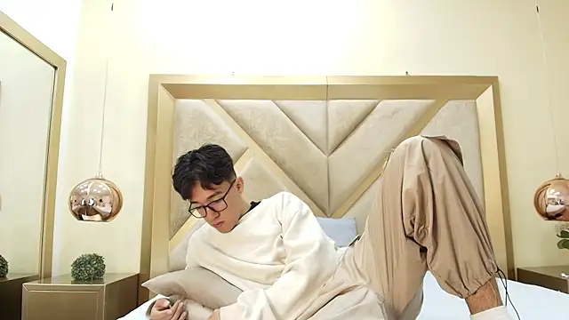 Snapshot of Austin_Reeds chatting on October 29, 2025, 12:37 pm Austin Reeds online show from October 29, 2025, 12:37 pm