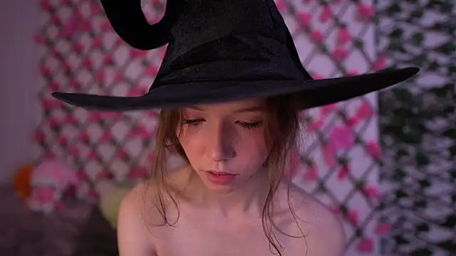 Petite Polly online show from October 28, 2025, 6:07 pm