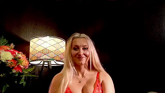 LeticiaReys online show from October 20, 2025, 6:30 pm