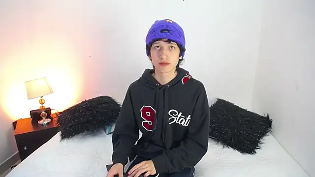 Emo Boy  online show from November 21, 2025, 12:26 pm