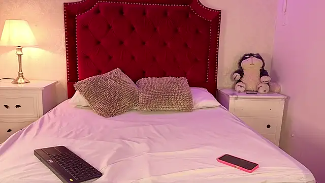 Sara Collinss  online show from November 24, 2025, 11:54 am