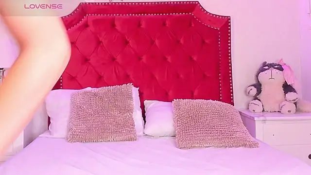 Sara Collinss  online show from October 14, 2025, 11:33 am