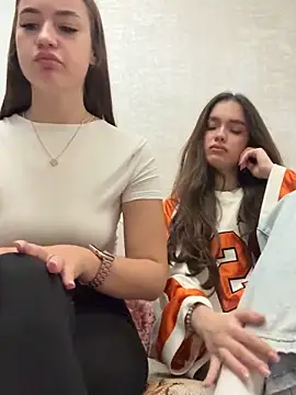 MayaGlow online show from October 25, 2025, 5:39 am