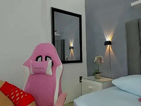 laura maite  online show from November 26, 2025, 12:16 pm