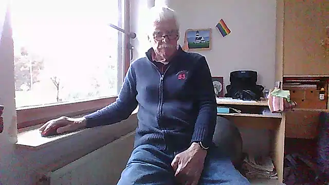 Snapshot of super-snoopy chatting on February 8, 2026, 8:34 am super-snoopy online show from February 8, 2026, 8:34 am