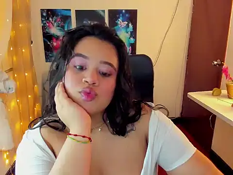 oliviia cute online show from November 10, 2025, 12:04 am