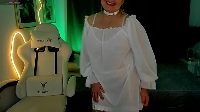 hottyannaa online show from December 18, 2025, 3:33 am