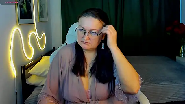 hottyannaa online show from March 3, 2026, 2:40 am