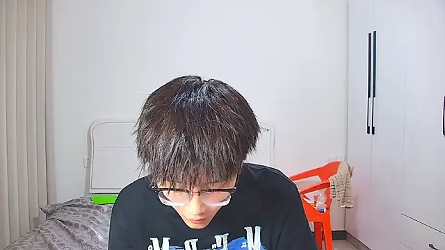 KK-cuteboy online show from June 4, 2026, 12:32 pm