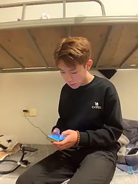 KK-cuteboy online show from December 2, 2025, 10:17 am