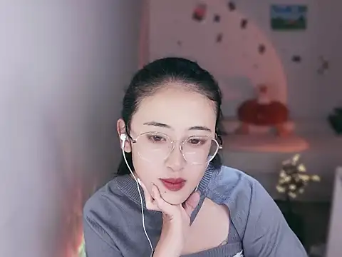 Queena  online show from December 19, 2025, 3:36 pm