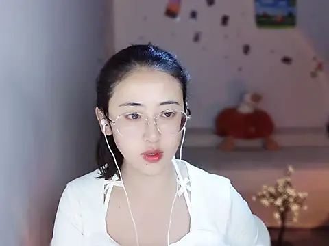 Queena  online show from December 15, 2025, 7:47 am