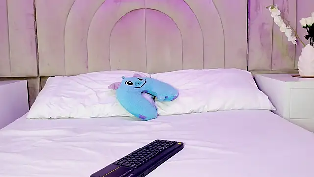 rebeca brown  online show from December 19, 2025, 11:45 am