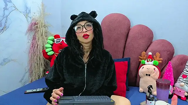 CHIARAJJONES online show from November 18, 2025, 1:14 pm