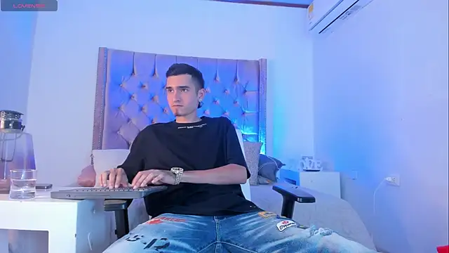 Ethan Boy  online show from October 17, 2025, 9:38 pm